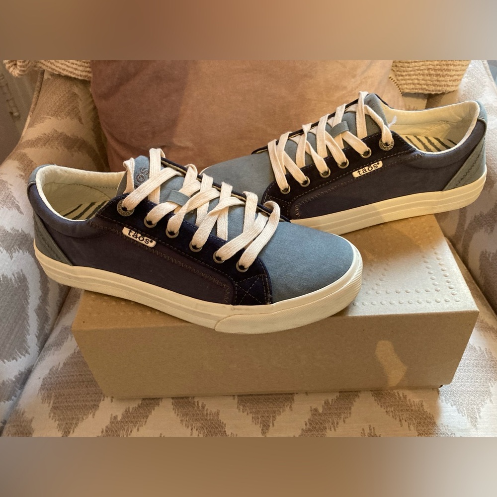 Taos Footwear Women's Navy blue Multi and Cream Sneakers
